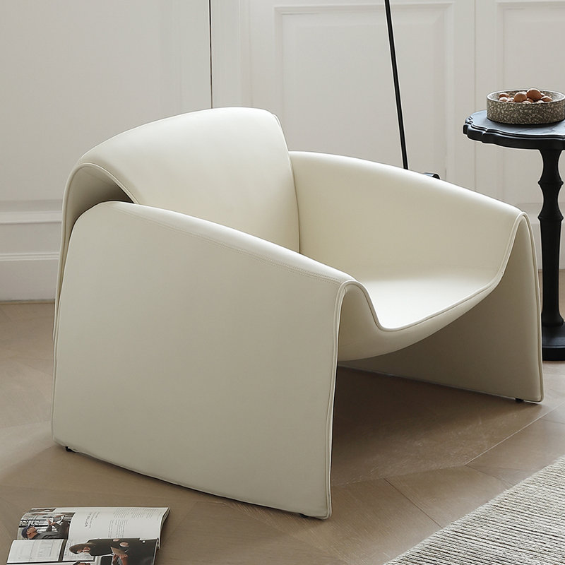 Fauteuil de loisir simple crème clair.