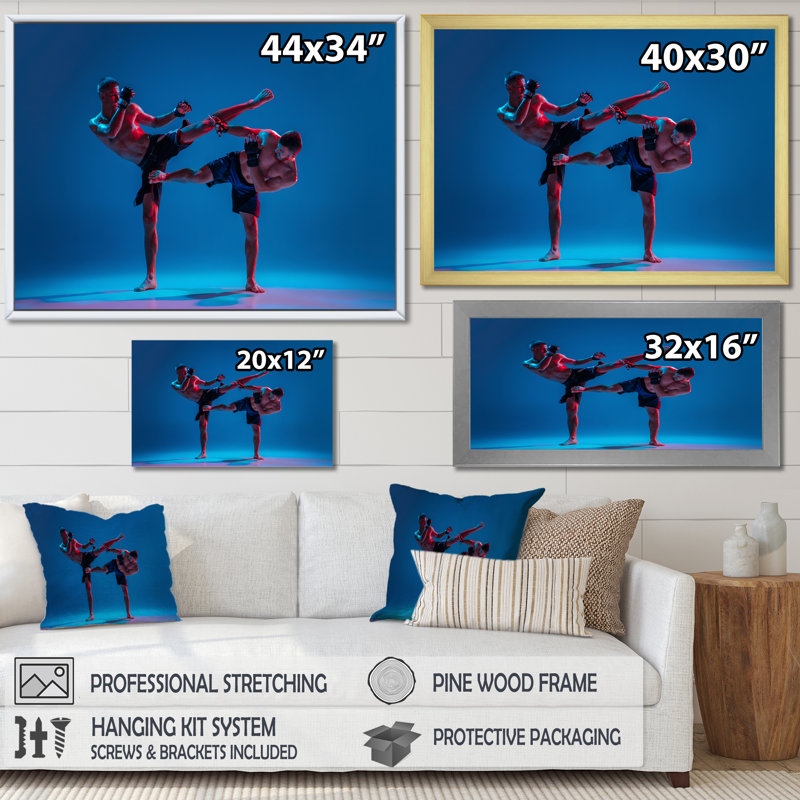 «Two Mma Fighters Boxing I» sur toile, Cadre flottant noir, H 30 po x l 40 po x P 1,5 po