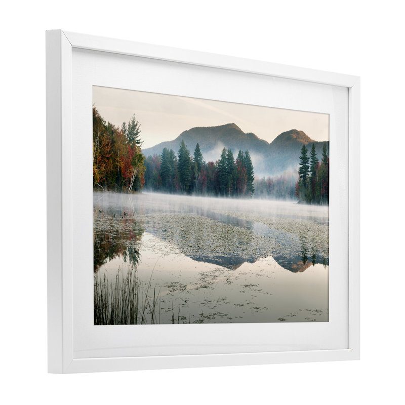 «Fall Foliage Circling Lake», reproduction encadrée sous verre, conception de Shelley Lake, H 14 po x l 20 po