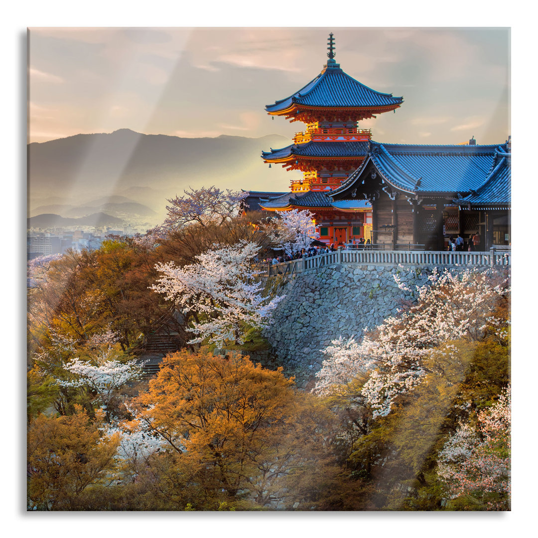 Glasbild Japanischer Tempel vor nebeliger Stadt