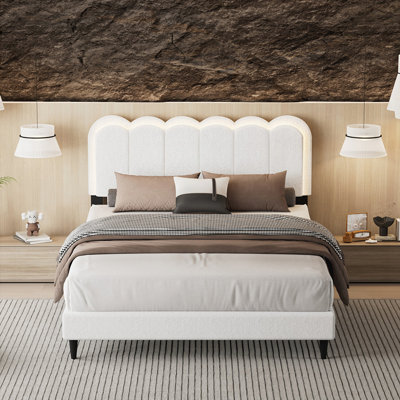 Lit romantique en forme de pétale avec éclairage ambiant et structure robuste, pour des chambres douillettes et élégantes.