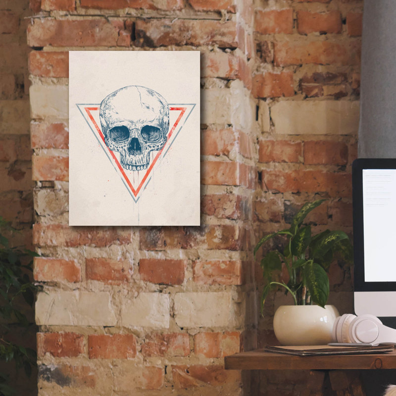 «Skull In Triangle 2» par Balazs Solti, H 16 po x l 12 po x P 0,75 po
