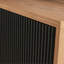 Élégante console multimédia à finition brune avec portes cannelées géométriques et tablettes réglables pour un rangement polyvalent