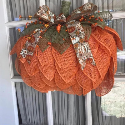 Couronne de citrouille d'automne faite à la main, couronne de citrouille de ferme avec des arcs et des baies, guirlande de Noël d'Halloween à l'extérieur pour la porte d'entrée et la décoration murale