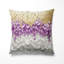 Coussin décoratif à motif abstrait lavande et pétales dorés dans le vent-135801059