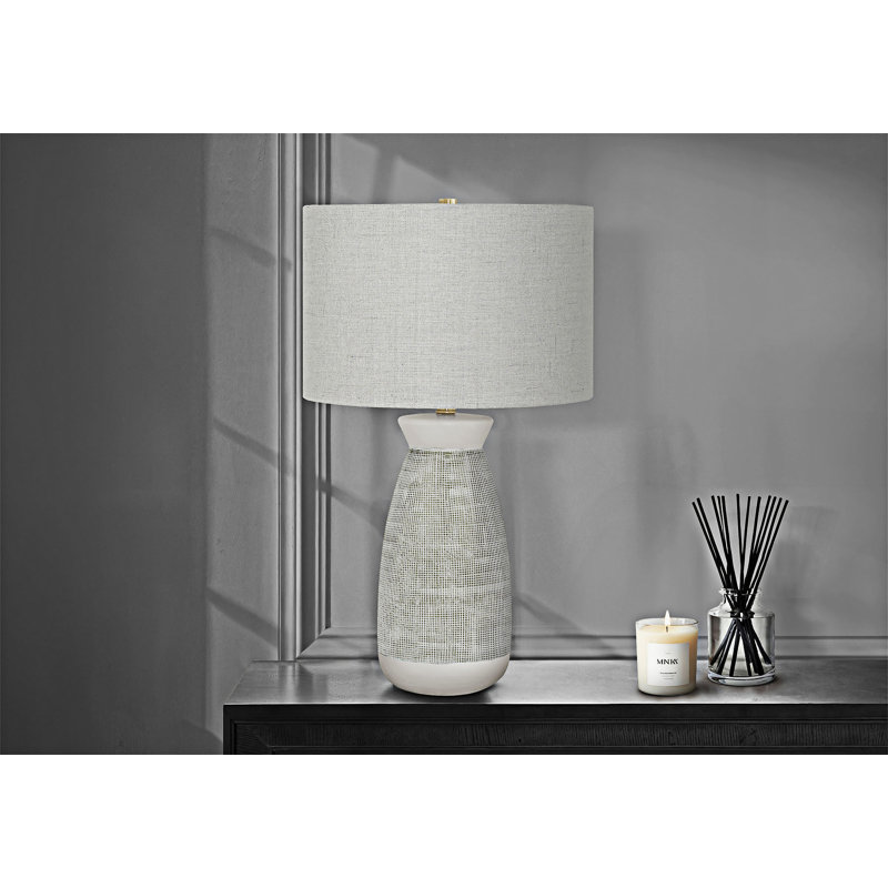 Lampe de table moderne en céramique avec base texturée grise et blanche, abat-jour en lin beige et interrupteur à 3 voies