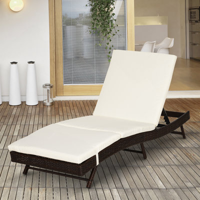 Chaise longue de patio Outsunny avec dossier réglable à 5 positions, confort rembourré et osier en rotin Pe résistant aux intempéries, idéal pour se détendre au bord de la piscine