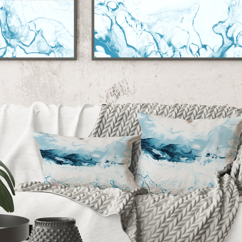 Coussin décoratif bleu et blanc à motif de nuages liquides I