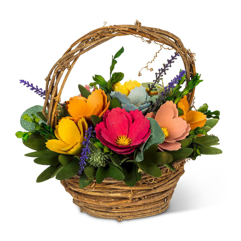 Arrangements floraux rustiques mélangés dans un panier