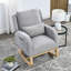 Fauteuil à bascule de salon moderne à dossier haut avec un coussin lombaire, deux poches latérales et un ours en peluche.