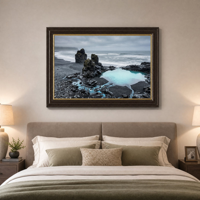 Tableau sur toile d'une mare turquoise et de rochers sombres sur une plage noire, 16"H x 24"W