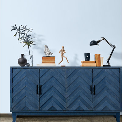 Buffet 4 portes en bois avec finition laquée et tablettes fonctionnelles