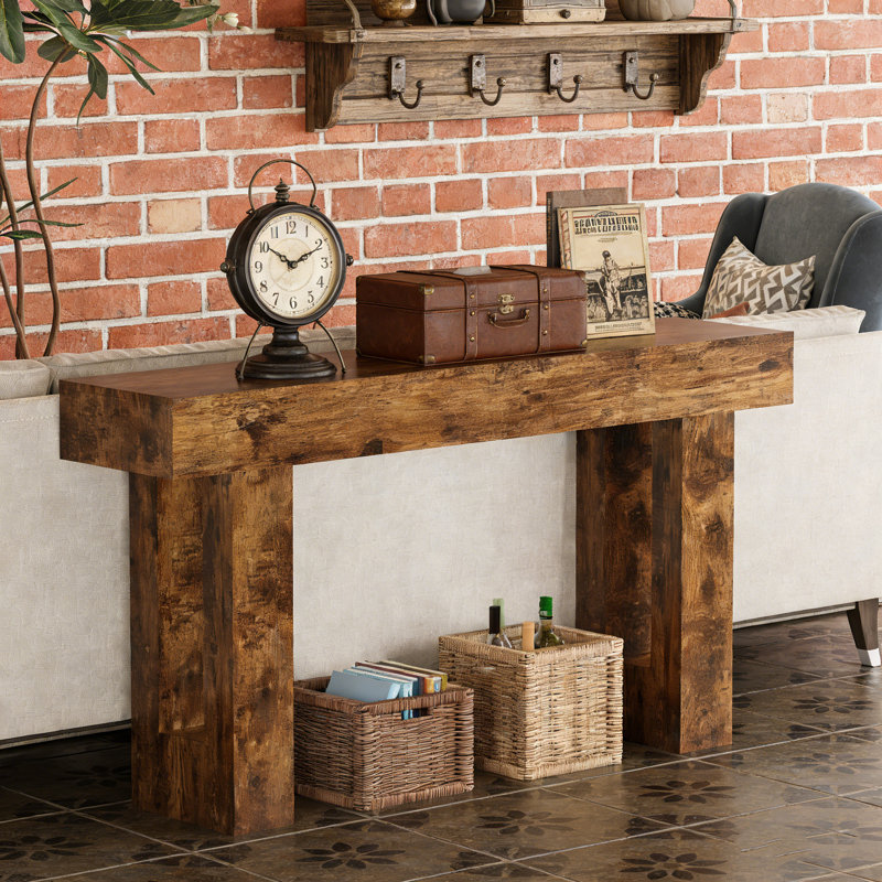 Console de 63 pouces de style maison de campagne avec design curviligne pour le couloir, le salon et derrière le canapé.