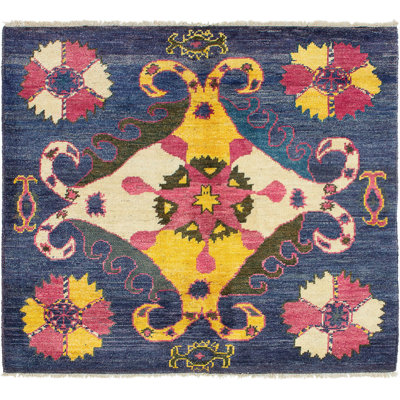 Tapis décoratif en laine de conception unique noué à la main New Age 5 pi 1 po x 4 pi 10 po Benjaminas en bleu/jaune/rouge