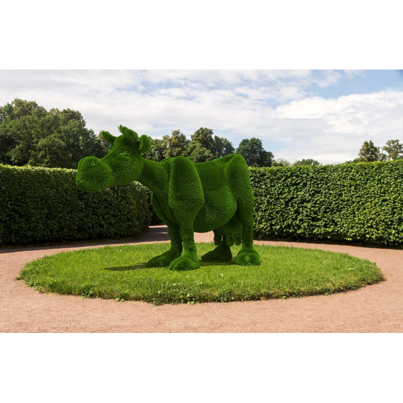 Caricature d'extérieur de topiaire en forme de vache verte