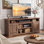 Meuble télé Farmhouse pour téléviseur de 85 po ou moins avec armoires de rangement, tablettes réglables et prises de courant intégrées, centre de divertissement pour le salon