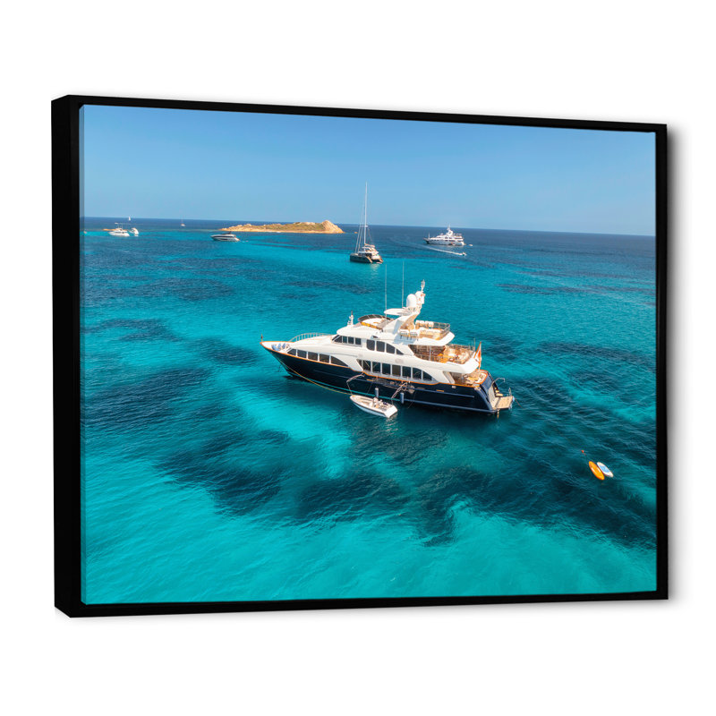 Yacht de luxe sur une aventure en eau libre - Imprimé, H 16 po x l 32 po x P 1 po, Cadre flottant noir