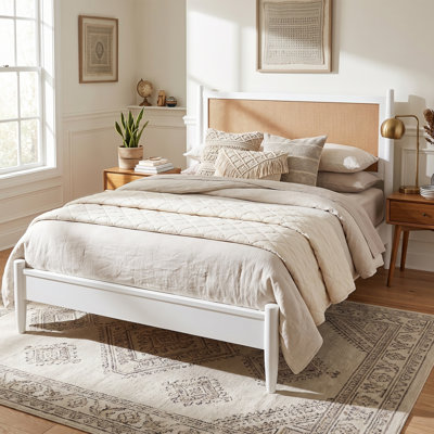 Base de lit plateforme en bois avec tête de lit en rotin