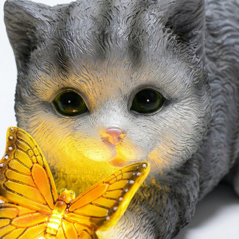 Statue de chat gris pour le jardin - tenant un papillon illuminé