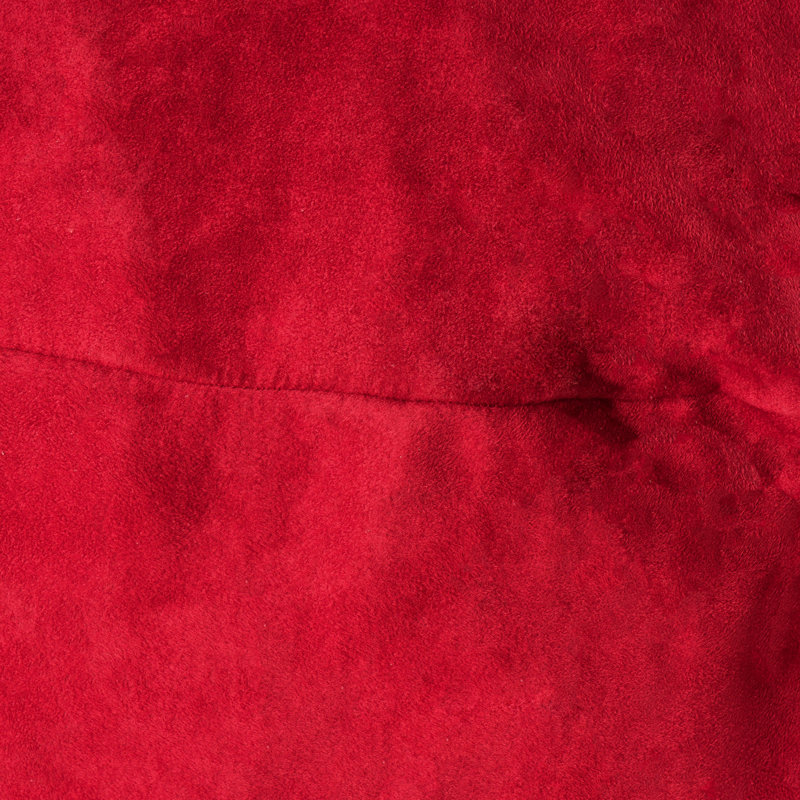 Pouf cylindrique de 120 cm en suède rouge. Moderne et confortable. Housse amovible zippée, rembourrage en mousse souple. Design confortable. Lavable et bien garni.