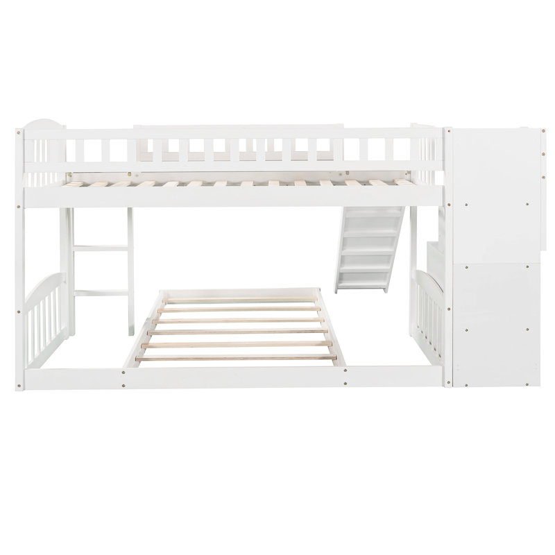 Lit simple superposé au-dessus d'un escalier en blanc avec des solutions de rangement pratiques pour la chambre à coucher