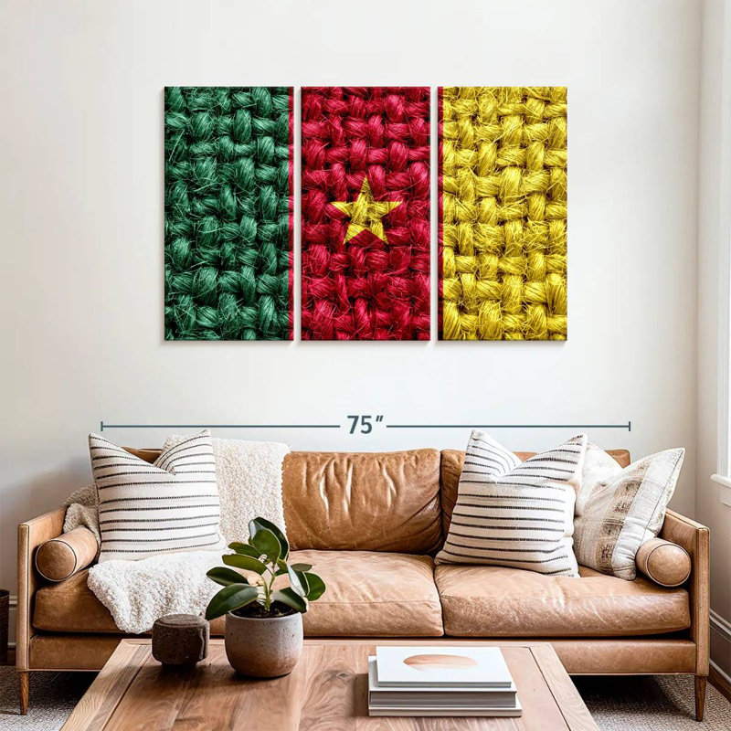 Tissage de paille avec le drapeau camerounais, H 36 po x l 57 po