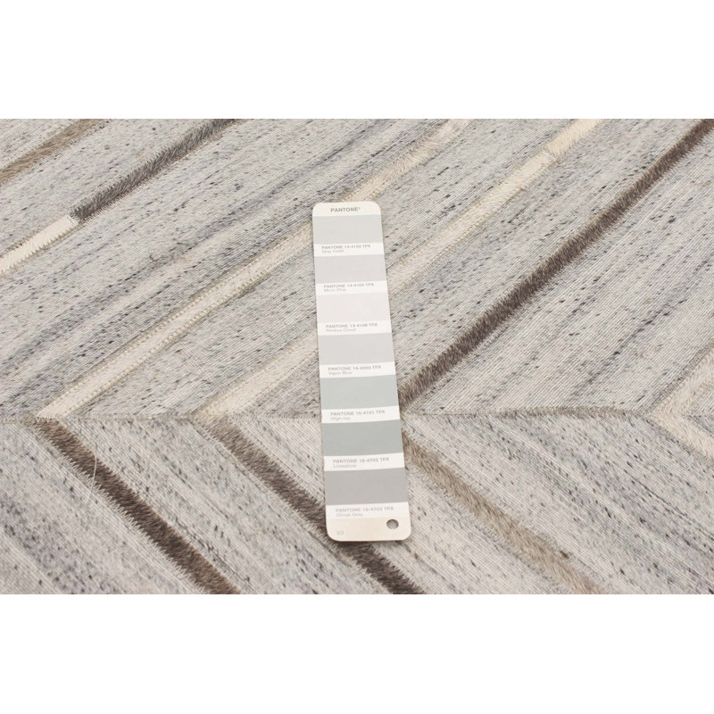 Tapis gris clair en cuir de vache fabriqué à la main Halfdan