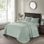 Couette réversible grand lit/queen. Parfait pour toutes les saisons. Design raffiné. Garnissage en coton prélavé pour un confort optimal. Comprend deux taies d'oreiller. Lavable à la machine. Finitions haut de gamme.