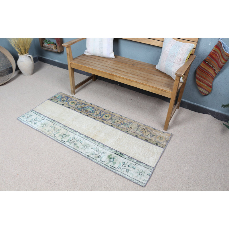 Tapis turc rétro dans des tons beiges et verts avec des motifs traditionnels pour une décoration intérieure unique