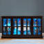 Élégante armoire en verre cerisier antique avec éclairage à DEL et tablettes réglables