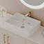 Meuble-lavabo autoportant élégant en bois avec accents dorés et lavabo en céramique pour les salles de bain modernes