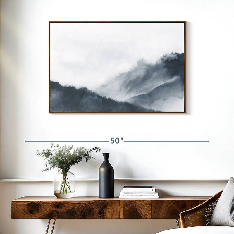 Misty Mountains en gris, Cadre flottant doré, 37 po x 25 po