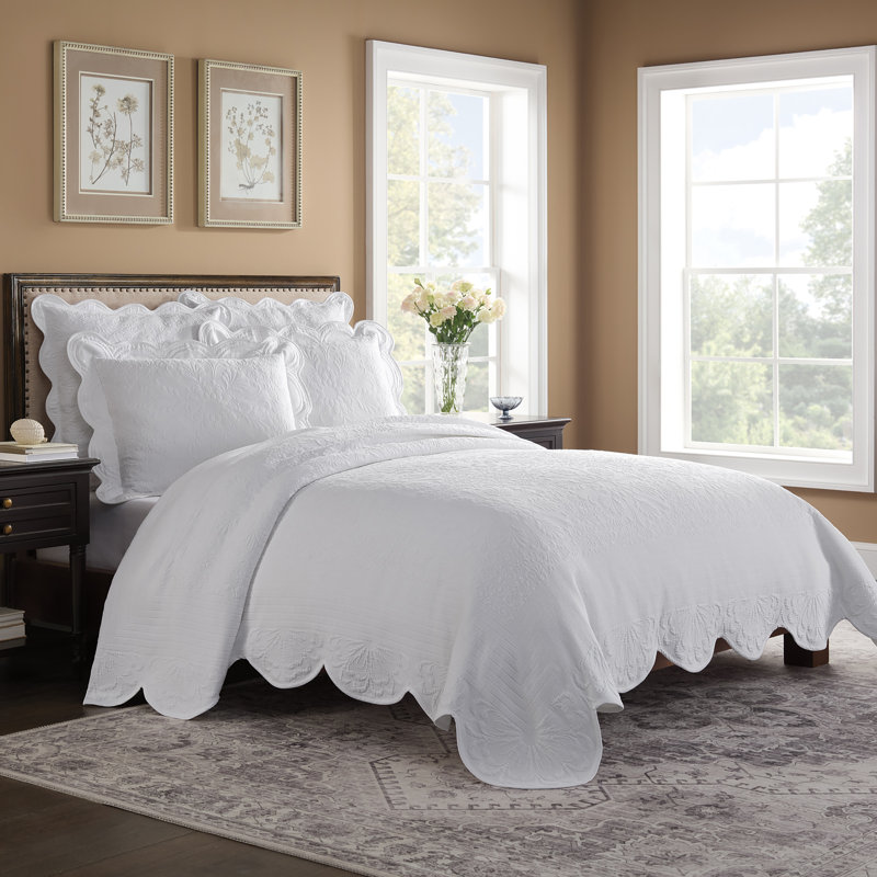 White Floral Cotton Full Bedspread Set with Scalloped Edges