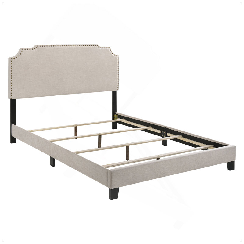 Lit à panneau avec garniture cloutée, glamour d'inspiration Art déco et sophistication moderne pour les chambres contemporaines.