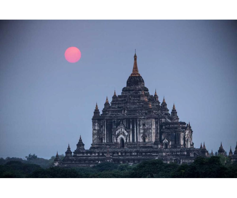 «Hokku Designs Zuckerman», art sur toile tendue par la galerie Jim: Myistan, coucher de soleil sur Bagan sur le temple Thatbyinnyu