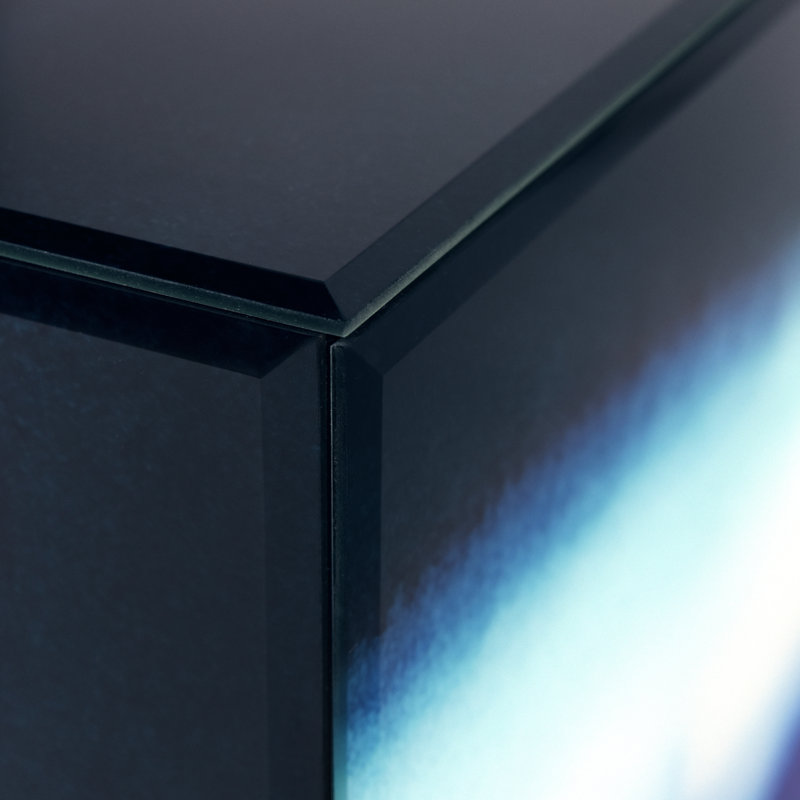"Blue Run Off I" par Grace Popp, table de cocktail en verre imprimé biseauté avec base noire