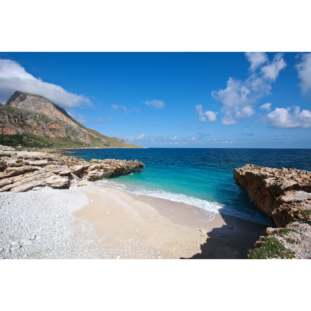 Idyllischer einsamer Strand von videostock - Leinwandbild