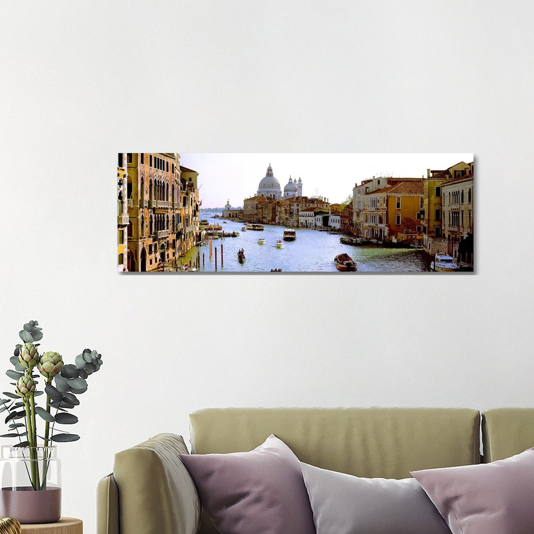 Boote in einem Kanal mit einer Kirche im HintergrundSanta Maria della Salute Grand Canal Venedig Italien