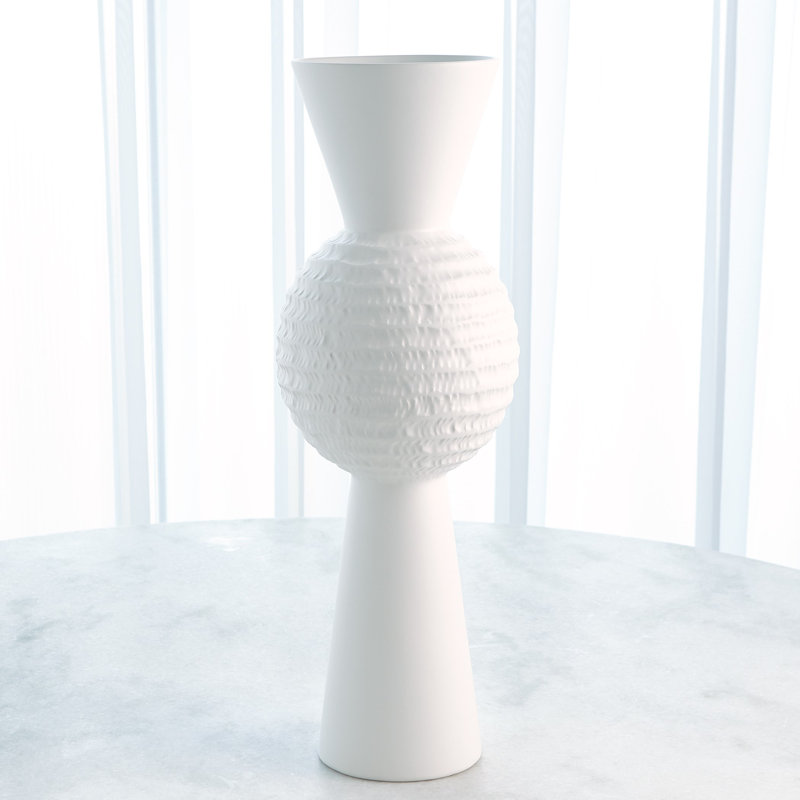 Vase en or ciselé haut blanc mat