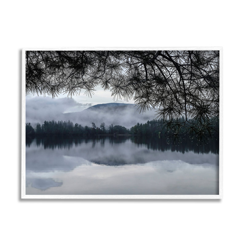Arbres entourant le lac Hazy Mountainous Landscape par Kelly Sinclair - photographie, H 11 po x l 14 po x P 1,5 po