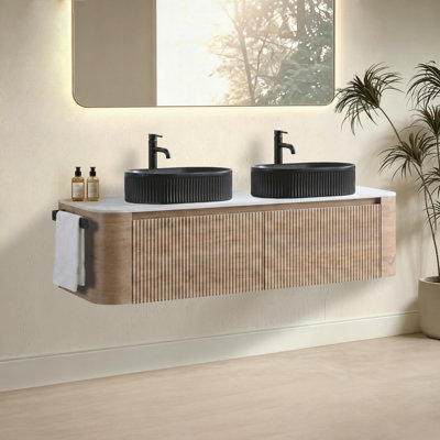 Meuble-lavabo de 60 po avec lavabo Erba, support mural en chêne miel avec porte-serviettes gratuit, conception de deux lavabos en céramique rayés ovales noirs, sans bonde ni robinet, pré-assemblé