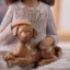 Une fille de yoga tient un chien