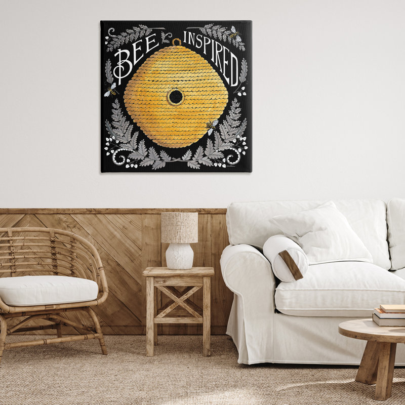 "Bee Inspired with Hive", art mural par Deb Strain, H 36 po x l 36 po