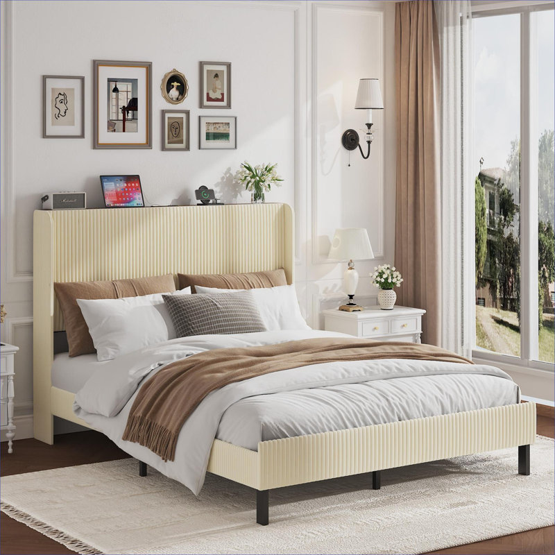 Lit plateforme pour chambre à coucher, construction en métal et bois beige doux, grand lit avec station de charge intégrée