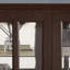Vitrine intemporelle avec tablettes réglables et armoire de rangement antique