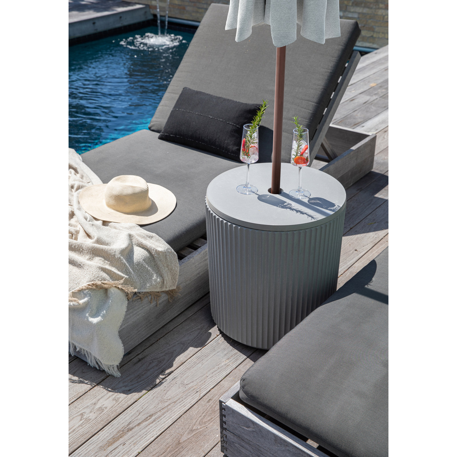 Demi 19" Patio Side Table, Gray