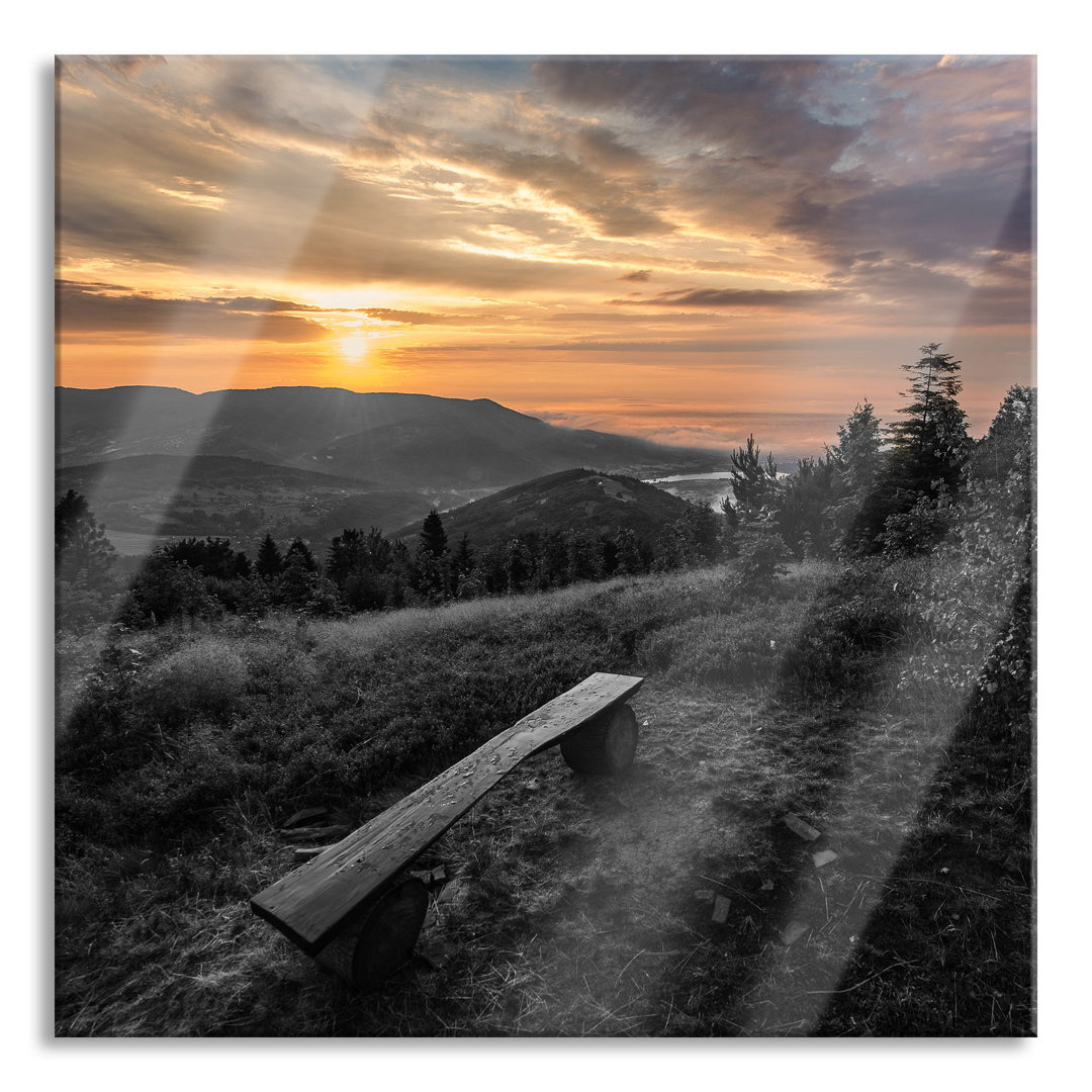 Glasbild-Bank auf dem Gipfel eines Berges bei Sonnenuntergang