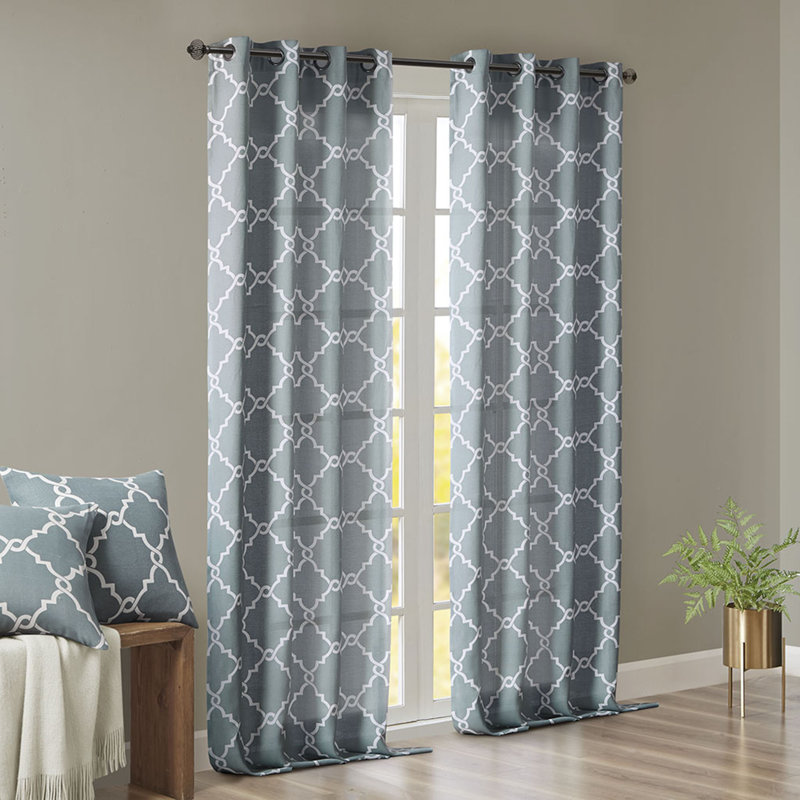 Panneau de rideau semi-transparent en polyester Stamatoula, H 63 po x l 50 po, Blanc / bleu
