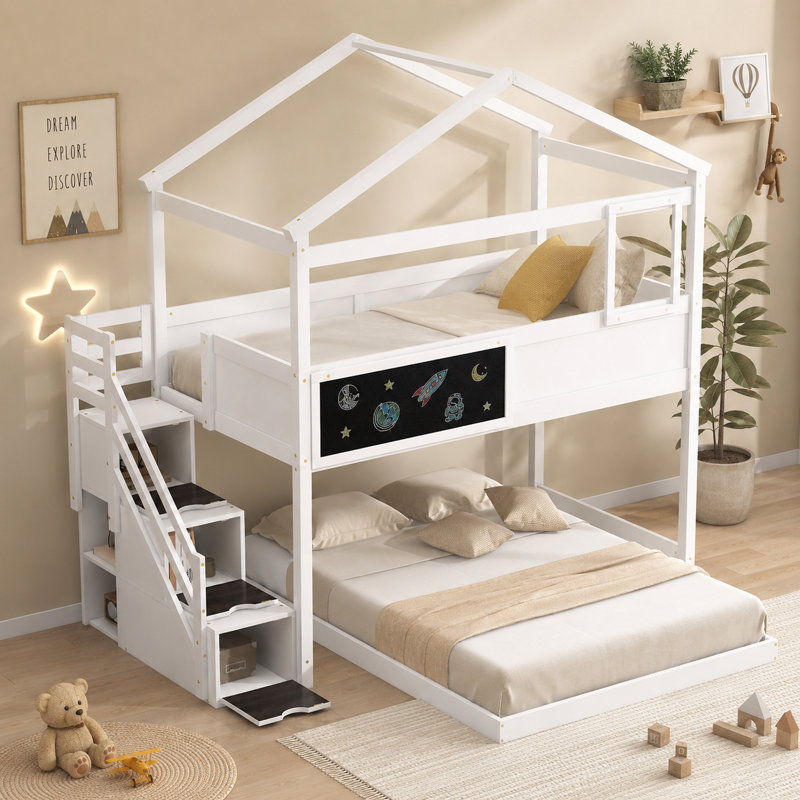 Ce lit superposé pratique et double comprend une couchette inférieure, des escaliers de rangement intégrés et un tableau noir peint à la main, offrant une solution unique pour dormir, jouer et se ranger.