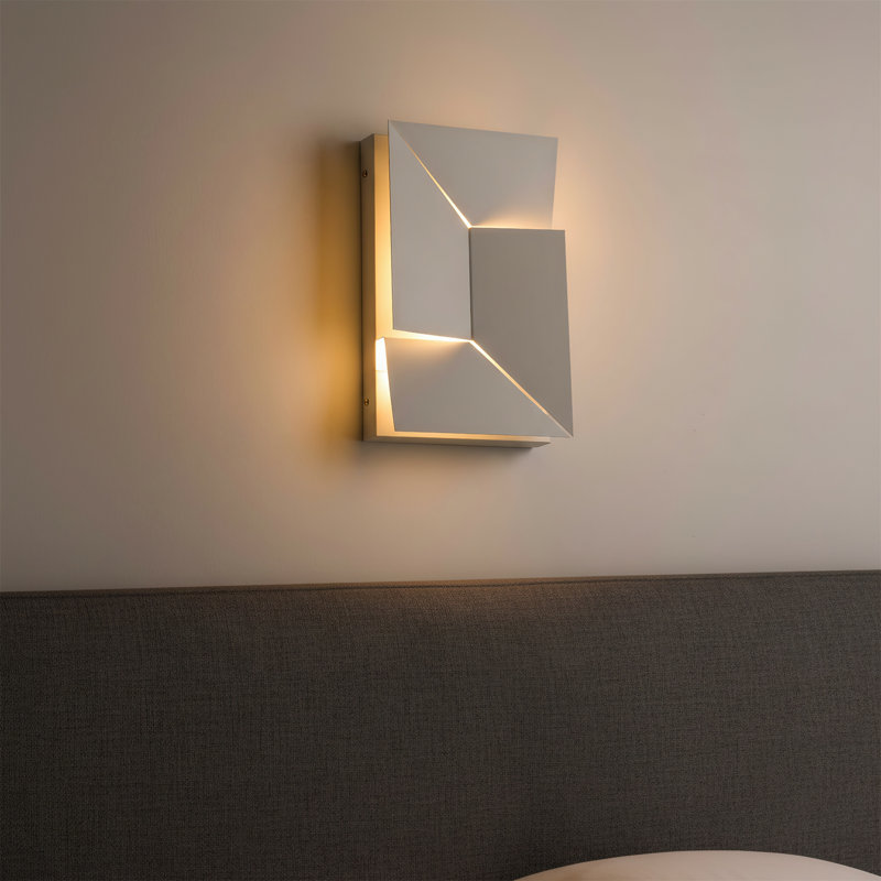 Lampe murale géométrique minimaliste avec lumière DEL blanc chaud, idéale pour les chambres à coucher, les salons et les couloirs.